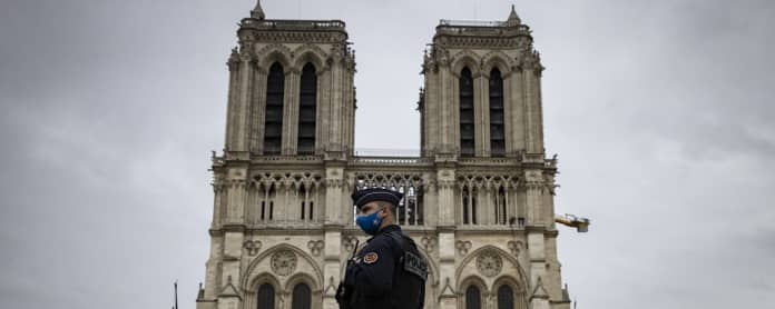 Kuvassa poliisi seisoo Nizzan Notre-Dame-basilikan edessä. Hyökkäys tehtiin basillikassa.