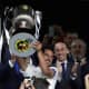 Valencian kapteeni Daniel Parejo nostaa cup-kannua