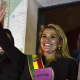 Bolivian presidentiksi julistautunut Jeanine Anez vilkutteli yleisölle Palacio Quemadon, Bolivian presidentin linnan parvekkeelta julistautumisen jälkeen.