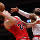 Lauri Markkanen ja DeAndre' Bembry kuvassa