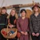 Joukko muinaistekniikan artesaaneiksi opiskelevia naisia