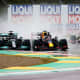 Lewis Hamilton ja Max Verstappen ajavat rinnakkain. Autoista nousee sadepatsas.