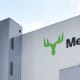 Metsä Groupin logo Äänekosken sellutehtaan seinässä.