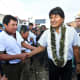 Bolivian istuva presidentti Evo Morales tervehti kannattajiaan Villa 14 de Septiembressä 20. lokakuuta.
