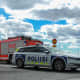 Lentokentälle saapui lukuisia poliisin ja pelastuslaitoksen ajoneuvoja torstaina.