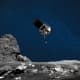 Den här bilden från Nasa är inte äkta, utan gjord av en konstnär. Rymdsonden Osiris-Rex är ungefär så stor som en skåpbil.