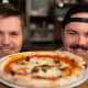 Pertti Kallioinen ja Henri Auvinen pizzan äärellä.