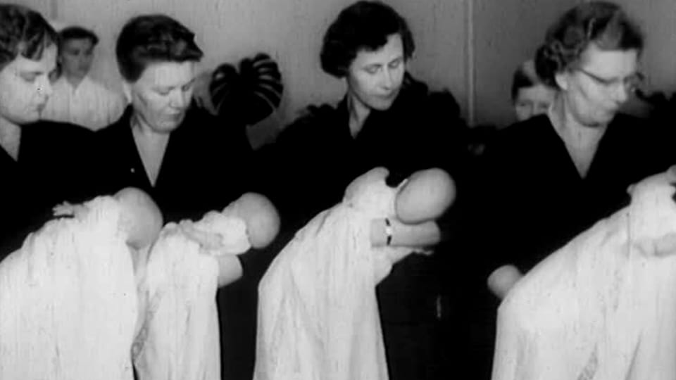 Neloset Kastetaan Kuopiossa 1957 Elava Arkisto Yle Fi 1951 syntyneet neloset olivat suomen ensimmäiset eloonjääneet neloslapset. neloset kastetaan kuopiossa 1957