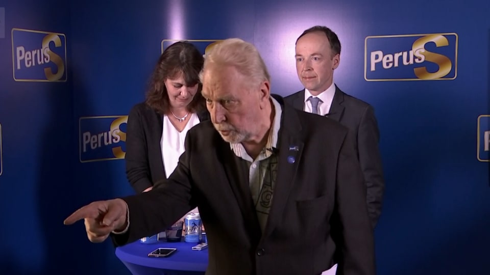 Video Perussuomalaisten Tiedotustilaisuus Kuumeni Toimittaja Kysyi Halla Aholta Vanhoista Blogiteksteista Putkonen Keskeytti Yle Uutiset Yle Fi