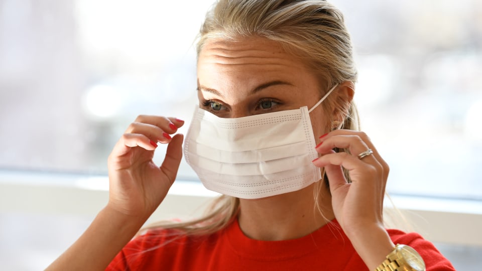 Sa Har Anvander Du Ett Munskydd Pa Ett Sakert Satt Vi Reder Ut Fragetecknen Kring Skyddsmasker Och Munskydd Inrikes Svenska Yle Fi