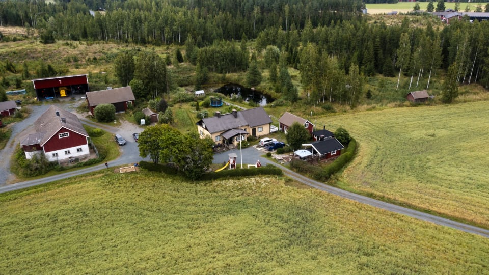 Ruotsin sotavuosina Suomeen lahjoittamat puutalot ovat edelleen haluttuja  kohteita – Tomi Kultanen asuu sukunsa taloa neljännessä polvessa