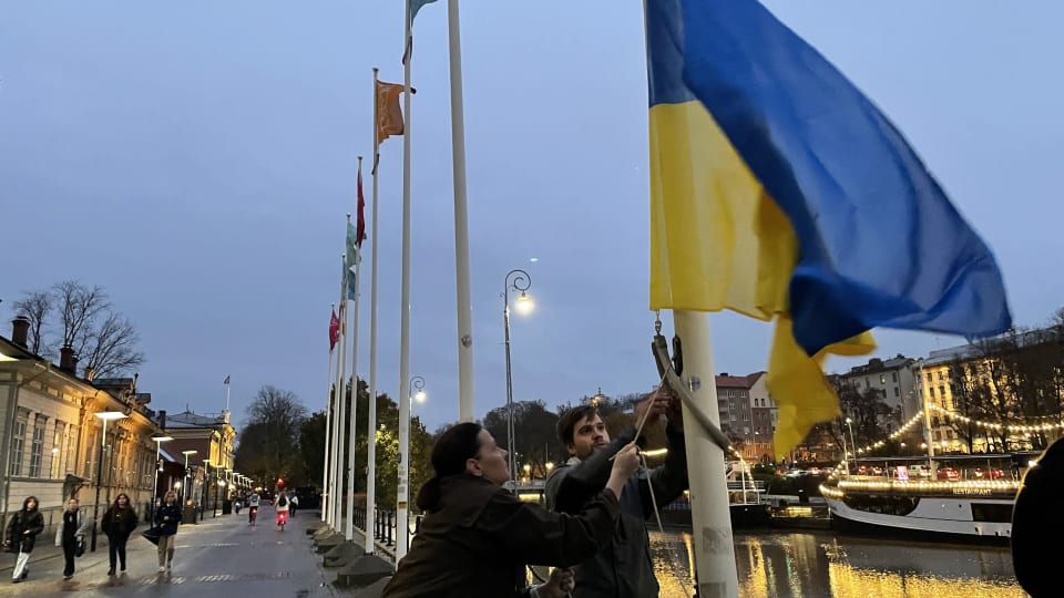 Ukrainan liput nousivat salkoihin Aurajoen rannassa | Yle Uutiset