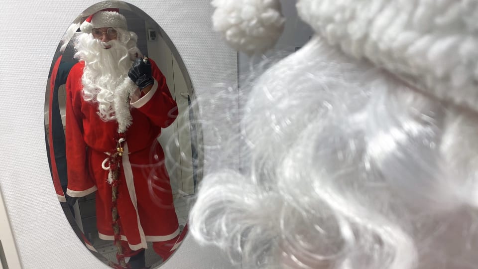 Joulupukin vierailu noudattaa yhä usein perinteistä kaavaa – osa  vanhemmista toivoo, ettei lasten kiltteyden perään kyseltäisi