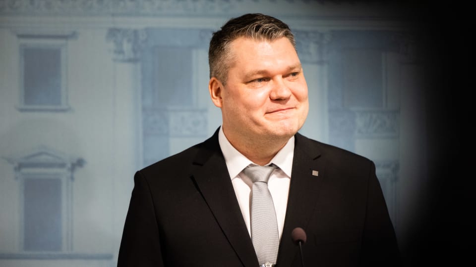 Tuore puolustusministeri Mikko Savola lupaa, että Suomen tuki Ukrainalle  tulee jatkumaan | Yle Uutiset