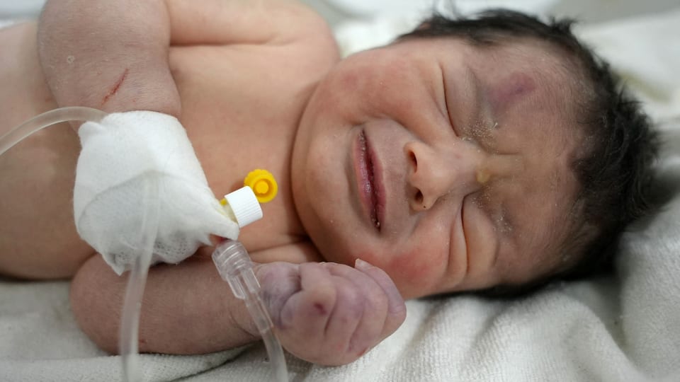 Tuhannet ovat tarjoutuneet adoptoimaan syyrialaiskaupungin raunioista  pelastetun Aya-vauvan – katso koskettava video