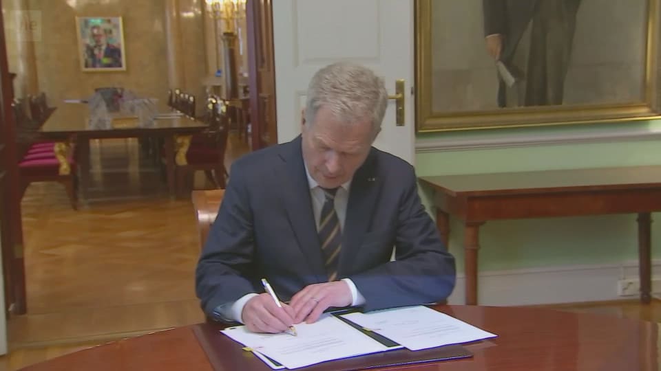 Siinähän ne” – presidentti Niinistö allekirjoitti Suomen Nato-lait | Yle  Uutiset