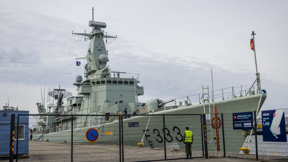 Nato-aikakauden ensimmäiset sotalaivat lipuivat Helsinkiin – katso video ja  kuvat fregateista | Yle Uutiset