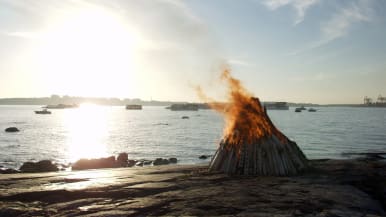 Juhannuskokko palaa merenrannassa.