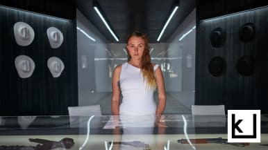 ihmishahmoinen robotti asetiskin takana westworld