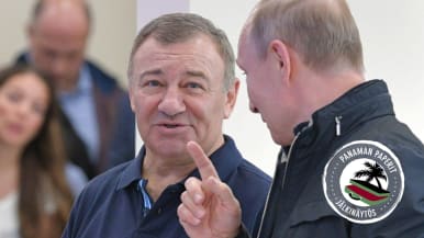 Vladimir Putin keskustelemassa Arkadi Rotenbergin kanssa avajaisissa, joissa vihittiin käyttöön Krimin ja Venäjän välinen silta.