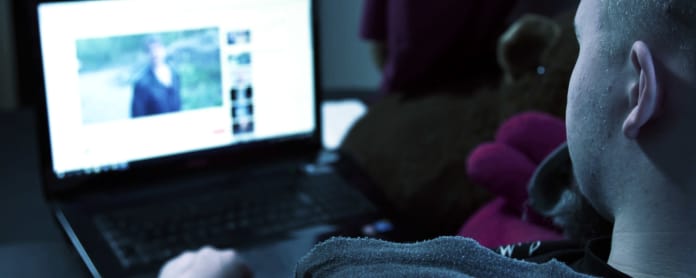 Mies katselee läppäriltä Youtubea
