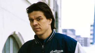 Jarmo Mäkisen hahmo kaupungilla Hiljainen poika -elokuvassa
