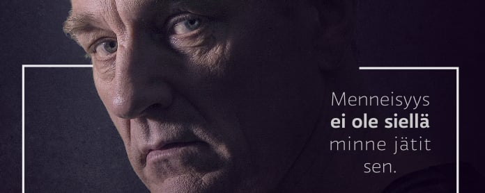 Ville Virtanen Kari Sorjosena. Kuvaan lisätty teksti: menneisyys ei ole siellä, minne jätit sen.