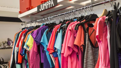 Kirpputori Lafkan Kauniaisissa, jumppa-asuja rekissä