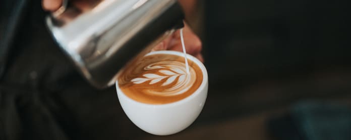 maitovaahtoa kaadetaan cappuccinon päälle