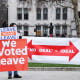Brexitin kannattajia parlamentin ulkopuolella.