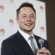 Elon Musk mikrofonin kanssa.