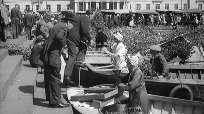 Juhannus Helsingissä 1949 houkutteli ihmisiä puistoihin ja uimarannoille |  Elävä arkisto 