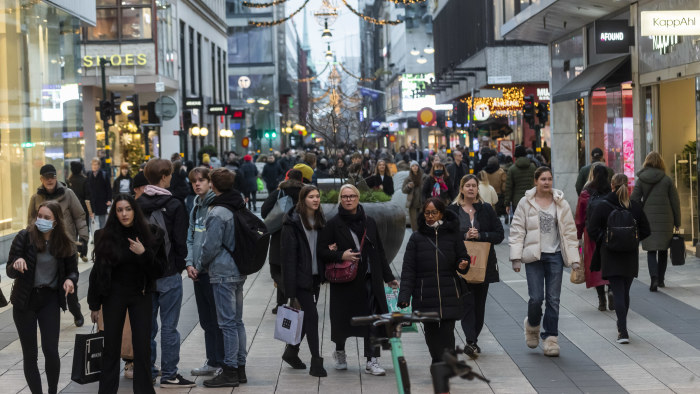 Rekorddystra Coronadodssiffror I Sverige Samtidigt Far Julshoppande Ministrar Kritik Utrikes Svenska Yle Fi