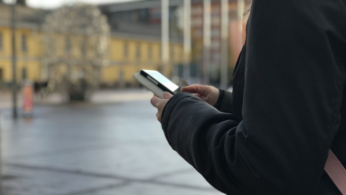 Hundratals unga kvinnor trakasserade på Whatsapp u2013 polisen är 