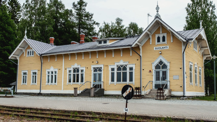 Lättähatulla omiin muistoihin – Äänekosken Suolahdella on seinätön museo,  jossa legendaaristen junien historia siirtyy vanhalta nuorelle | Egenland |  