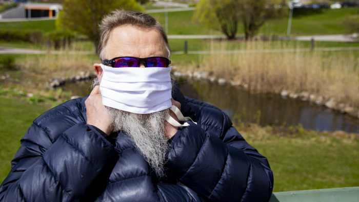 Tester Visar Att Ansiktsskydd Av Tyg Gor Att Vi Kan Ga Narmare Varann Och Polyester Ar Battre An Bomull Inrikes Svenska Yle Fi