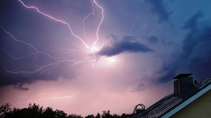 Katot lentoon, puut vaakatasoon, sähköt poikki viikkoja. Muuttuvatko Suomen  myrskyt rajummiksi? | Luonto 