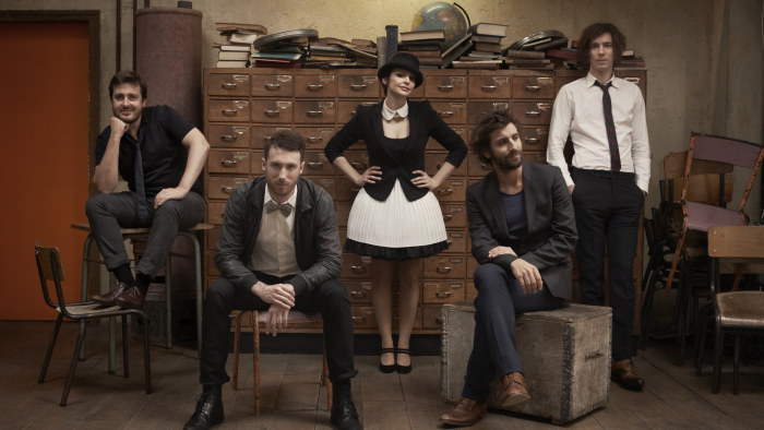 Caravan palace. Группа Caravan Palace. Caravan Palace вокалистка. Группа Caravan Palace солистка. Группа Caravan Palace 2020.