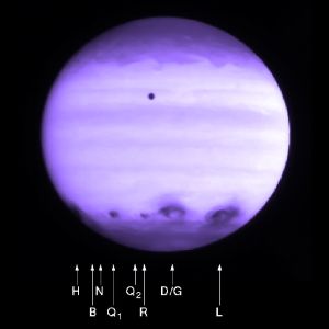 Komeetan palasten törmäysjäljet Jupiterin kaasukehässä. Törmäyksissä vapautui enemmän energiaa kuin maailman ydinaseissa on jytyä Komeetan palasten törmäysjäljet Jupiterin kaasukehässä.