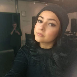 Angelina Davini-Pulkkinen har lärt sig att sätta sig själv och familjen i första rummet. Angelina Davini-Pulkkinen som tittar in i kameran. Hon är klädd i svart tröja och svart mössa, och har långt svart hår.