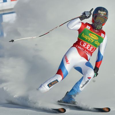 Sveitsin Lara Gut saapuu maaliin supersuurpujottelukilpailussa.