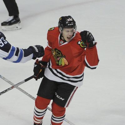 Chicagon Teuvo Teräväinen tuulettaa ensimmäistä maaliaan NHL:ssä.