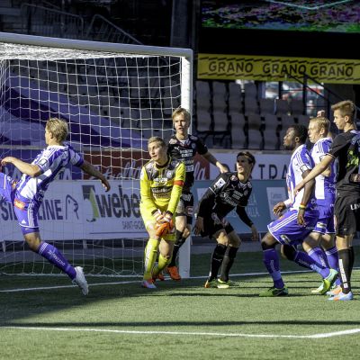 Tapio Heikkilä tuikkasi maaliviivalta HJK:n avausmaalin.