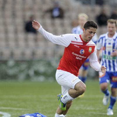 MYPA:n Xhevdet Gela (oik.) ja HJK:n Rasmus Schüller.