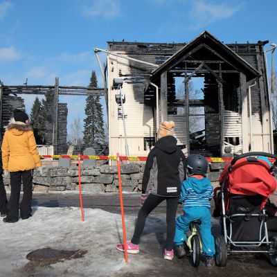 Ihmisiä katsomassa Ylivieskan palanutta kirkkoa.