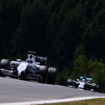 Valtteri Bottas piti Lewis Hamiltonin radalla takanaan.