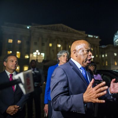 Protestia johtava demokraattien kongressiedustaja John Lewis puhuu kongressirakennuksen edustalla.