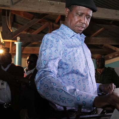 Sambian istuva presidentti Edgar Lungu äänestämässä.