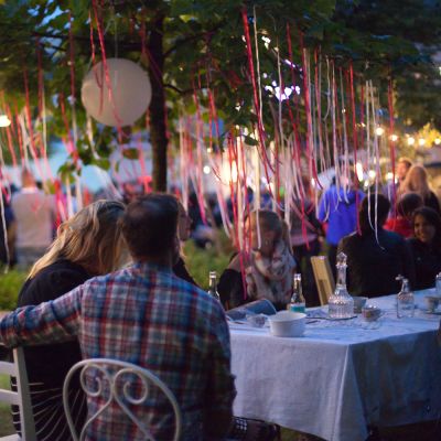 Salaisessa puutarhassa nautittiin piknik-herkkuja Kaartin lasaretin pihalla elokuussa 2016.