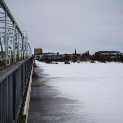 Tornionjoki, sillan kulmasta kuvattuna. Tornion kaupunki taustalla.